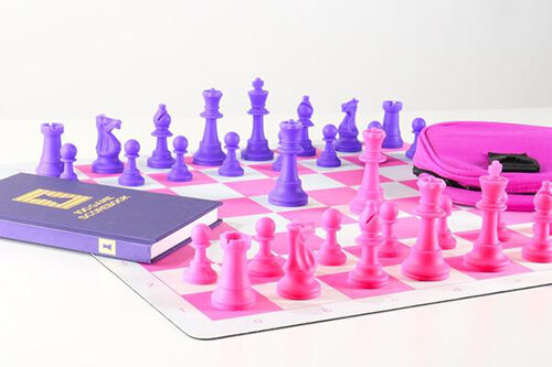 Источник фото: https://www.chesshouse.com/products/chess-set-combo-8-pink-n-purple