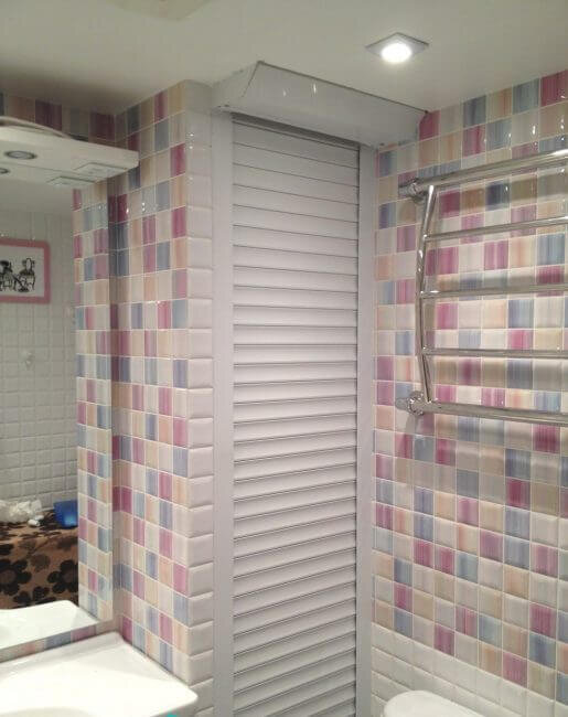 Белые классические рольставни отлично вписались в интерьер ванной комнаты