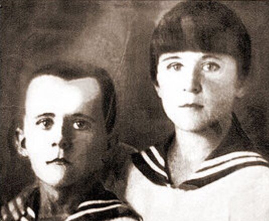 Марат и Ариадна-будущие герои.