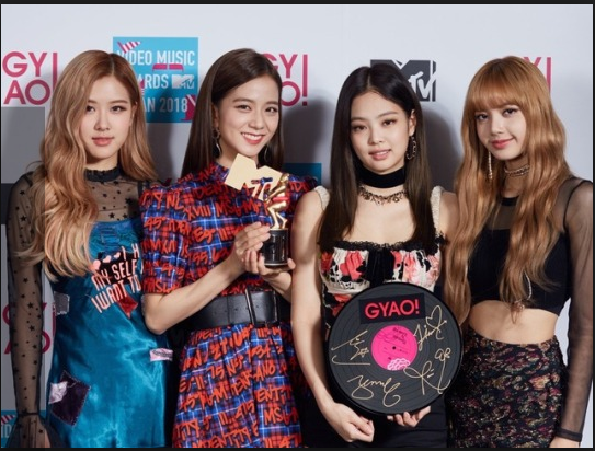 BLΛƆKPIИK - Розэ,Джису, Дженни, Лиса, Розэ слева направо. 