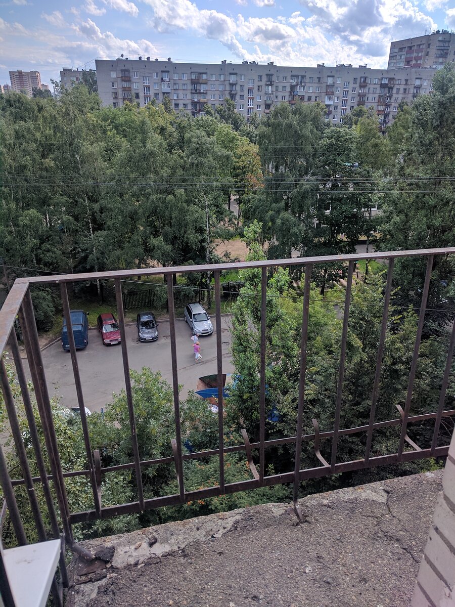 Балкон уже начал обрушиваться. Но ничего, главное, чтобы руки из правильного места росли, можно починить.