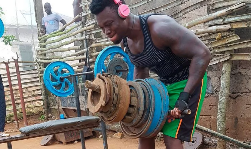 Негр в спортзале. Качалка в Африке. Качки в Африке. Негр в качалке. Африканский спортзал.