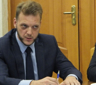 Скоро стало понятно, что Пономарев не задержится надолго в Самаре. Достаточно было депутату Государственной Думы РФ Александру Хинштейну однажды обрушиться с публичной критикой в адрес УК «ЖКС», как полетели головы. В апреле этого года Пономарева уволили. Причем, как сообщали местные СМИ, на его уходе настаивали в самарском Белом доме. Якобы, решение принимал чуть ли не губернатор. Одна только эта деталь ставит под сомнение всю конструкцию материалов, которые транслировали населению журналисты. Как глава региона может повлиять на кадровую политику коммерческой структуры — никто из сотрудников СМИ не объяснил. Это так и осталось загадкой.