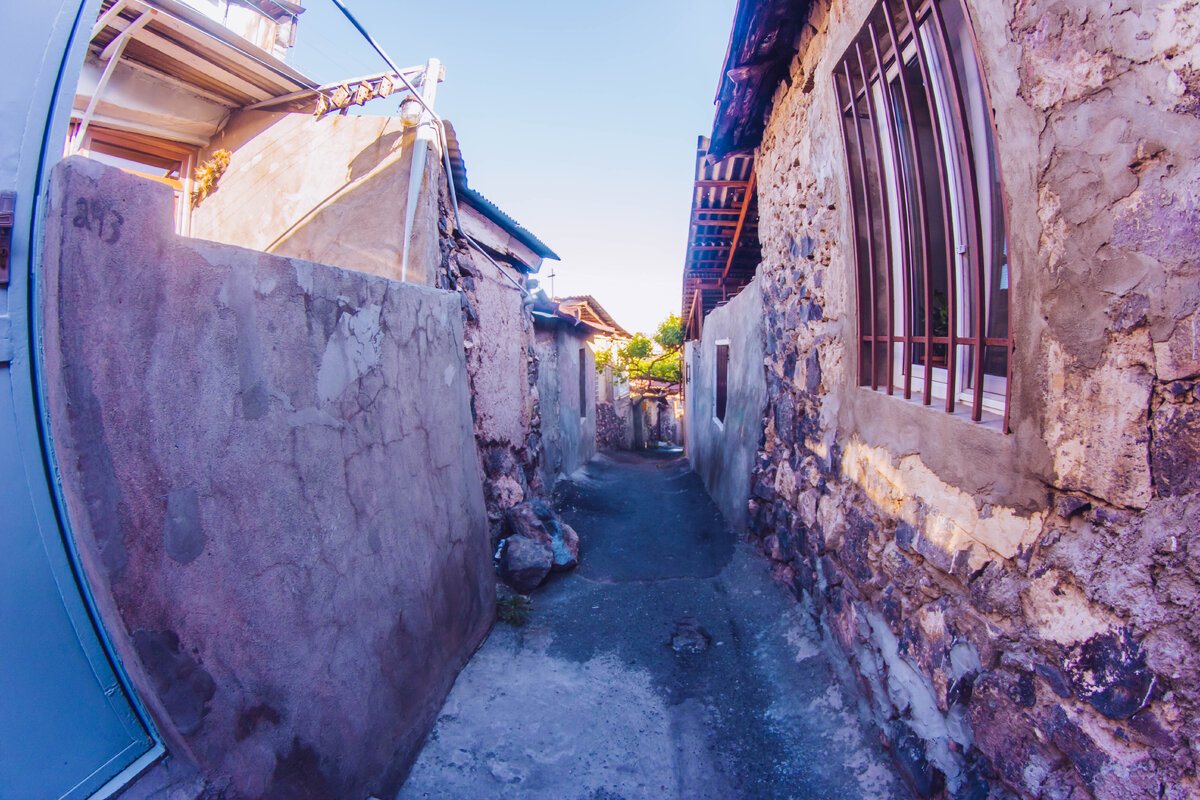 В основном здесь все улицы очень узкие