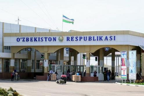 Люди с товарами на узбекской границе. Фото с сайта Spot.uz