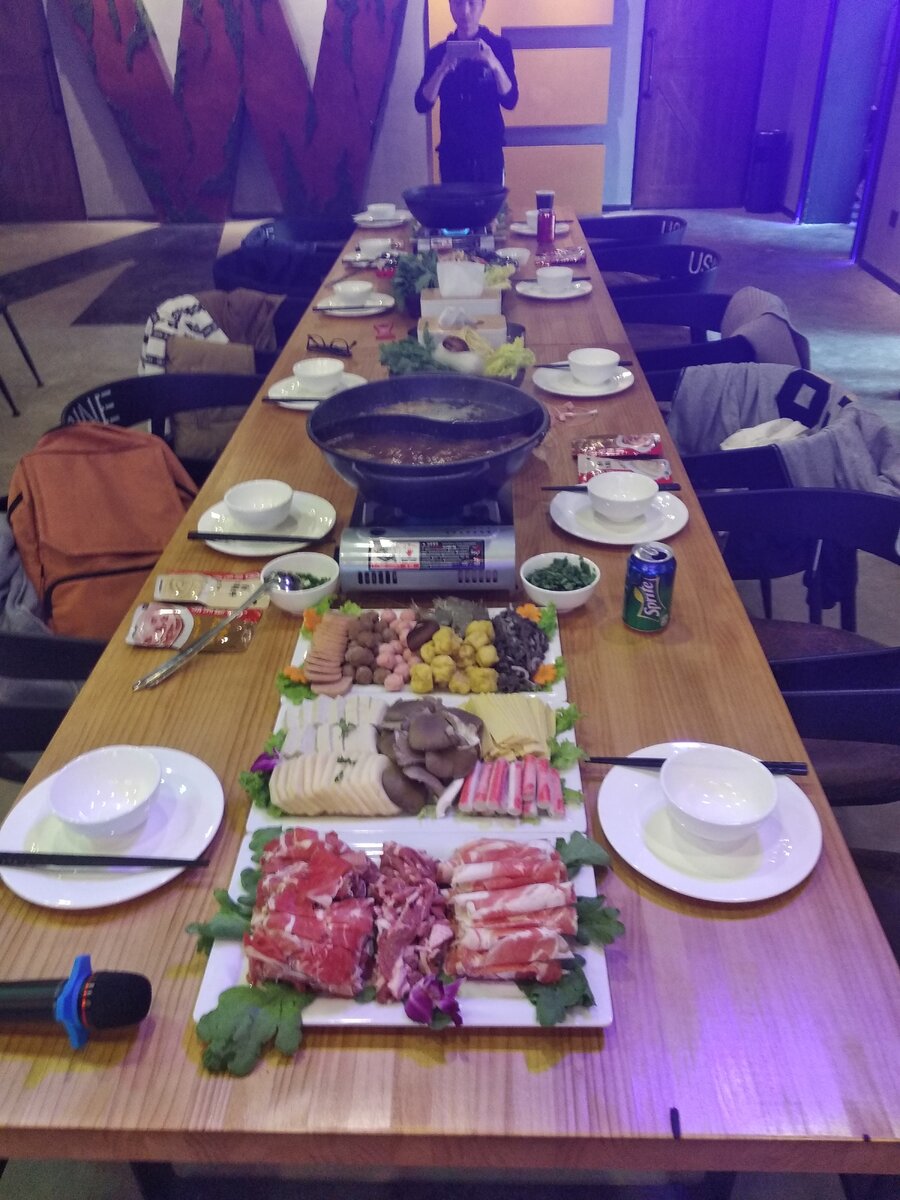 Хотпот может выглядеть, например, так. На переднем плане всё мясо; на заднем – овощи. А варить это добро надо в кастрюле посередине