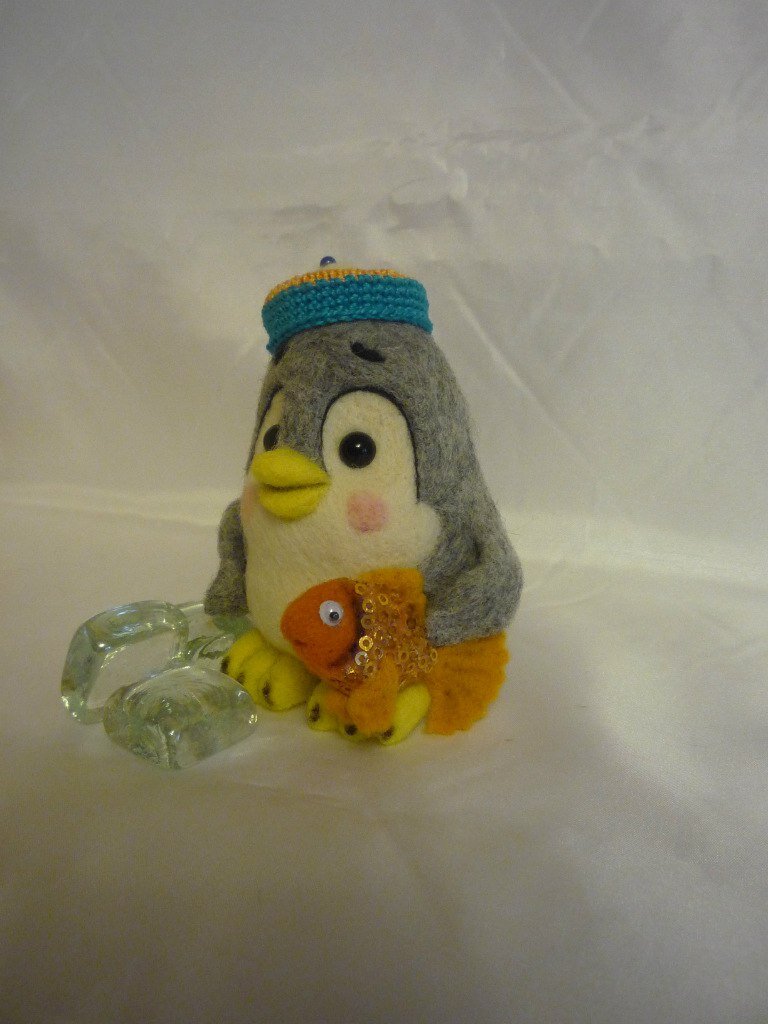 Фото моей работы.Пингвин и Золотая Рыбка. Сухое валяние из 100% шерсти.