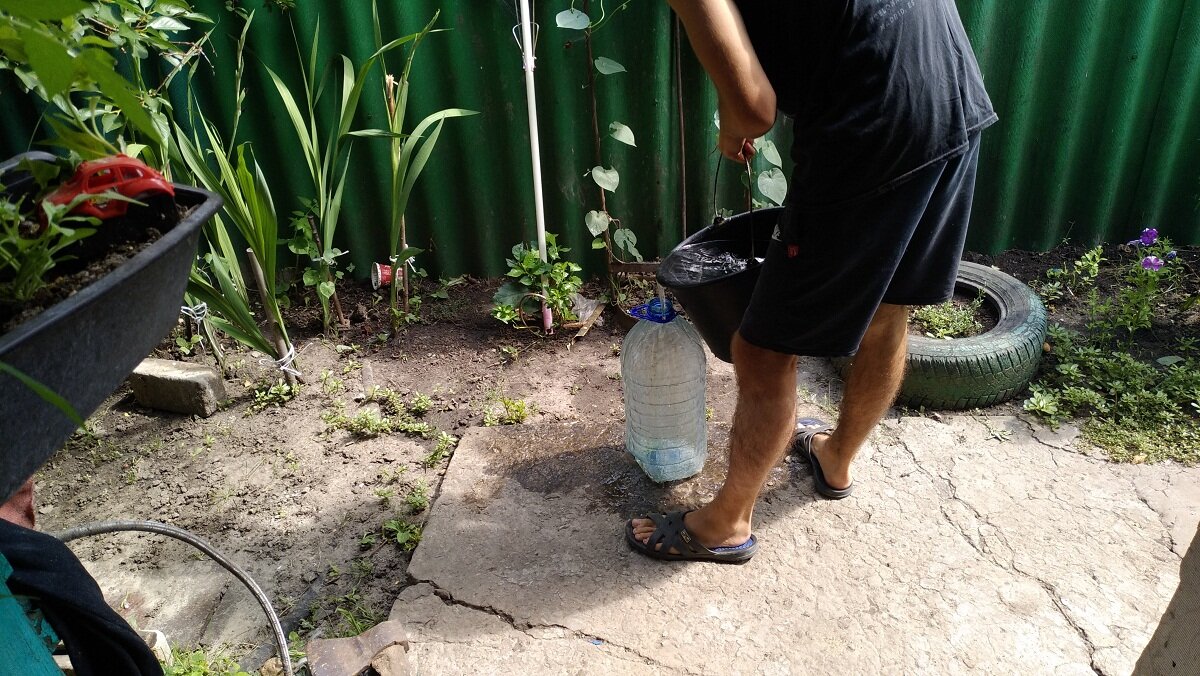 Набираю воду в 5-тилитровый бутыль. Вес полного бутыля приблизительно равен его литражу.