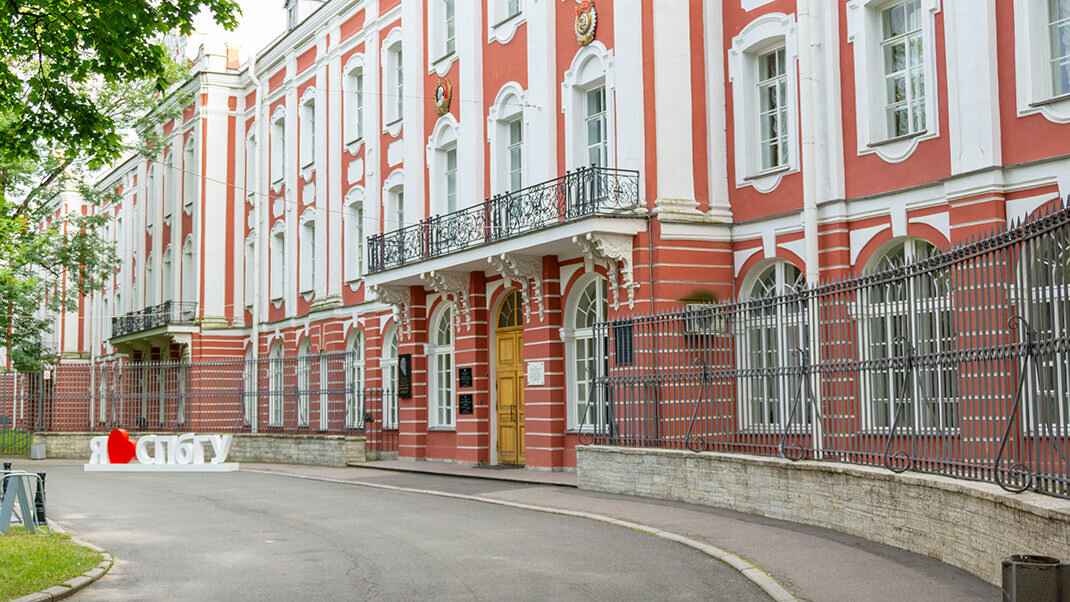 Спбгу на университетской набережной