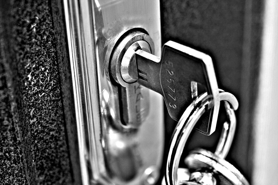 судзуме закрытые двери. судами закрывает двери. закрывание двери. открывает дверь. девушка закрывает дверь на ключ.