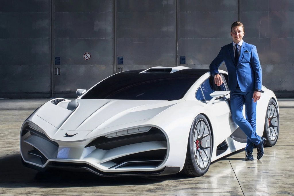 Австрийский гонщик и основатель фирмы Milan automobile GMBH Маркус Фукс позирует возле своего "уникального" гиперкара Milan Red. Во внешности легко угадываются черты Lada Raven Дмитрия Лазарева.