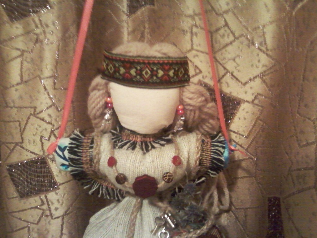 Ох и бусин я ей перемерила...а.а.а. А она выбрала ЭТУ - красную!