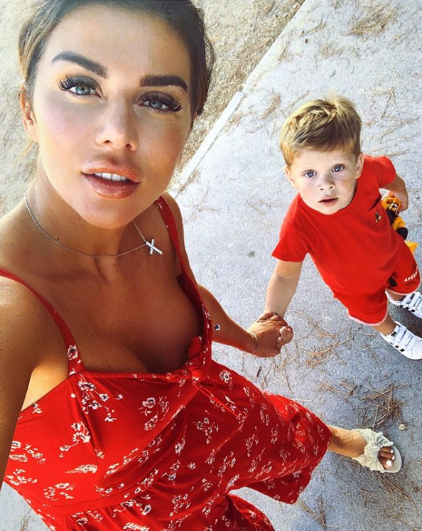 Анна Седакова засветила свою грудь фото с Instagram