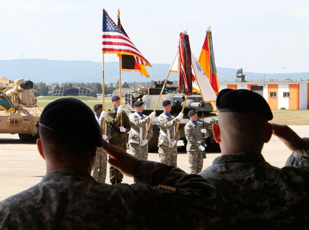 Американские военные на аэродроме армии США в Висбадене, Германия. Архивное фото