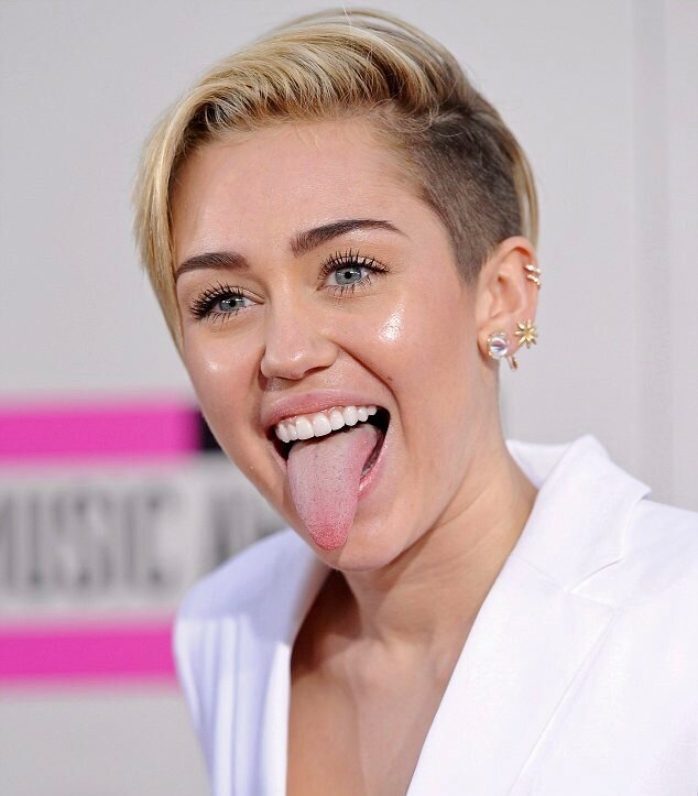 Фото с высунутым языком. Майли Сайрус язык. Майли Сайрус tongue. Miley Cyrus язык. Майли Сайрус рот.