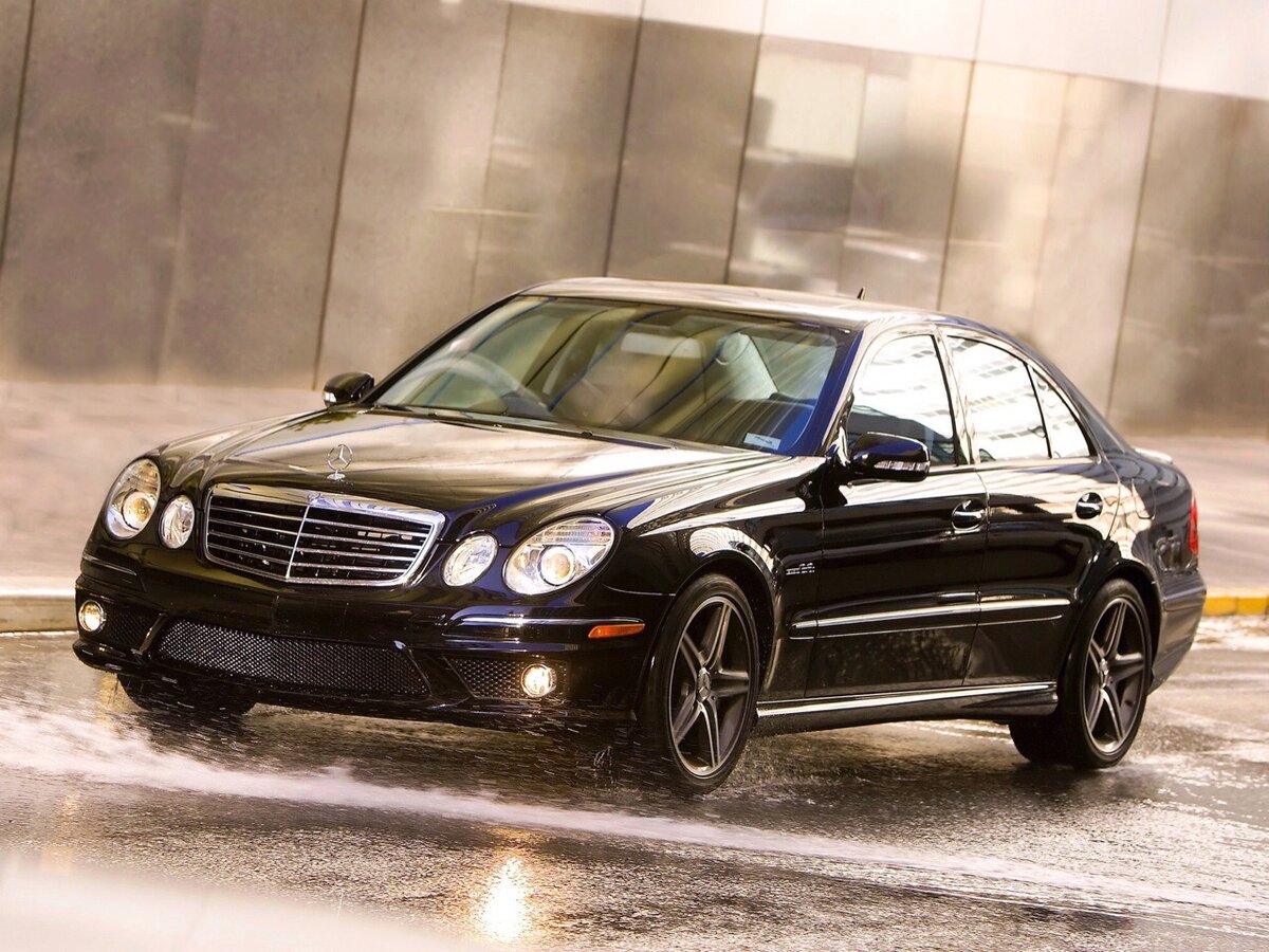 Первые года выпуска Mercedes-Benz Е-class w211 сегодня доступна за 300.000 рублей. Внешне этот вариант привлекательнее чем прошлая генерации w210 с квадратными фарами. В w211 уже есть кое-что от S-class, хотя и остались сдвоенные округлые фары. За обозначенную сумму можно приобрести нормальную по мощности версию Е-240. В ней стоит 2.6л мотор на 177 л.c. 