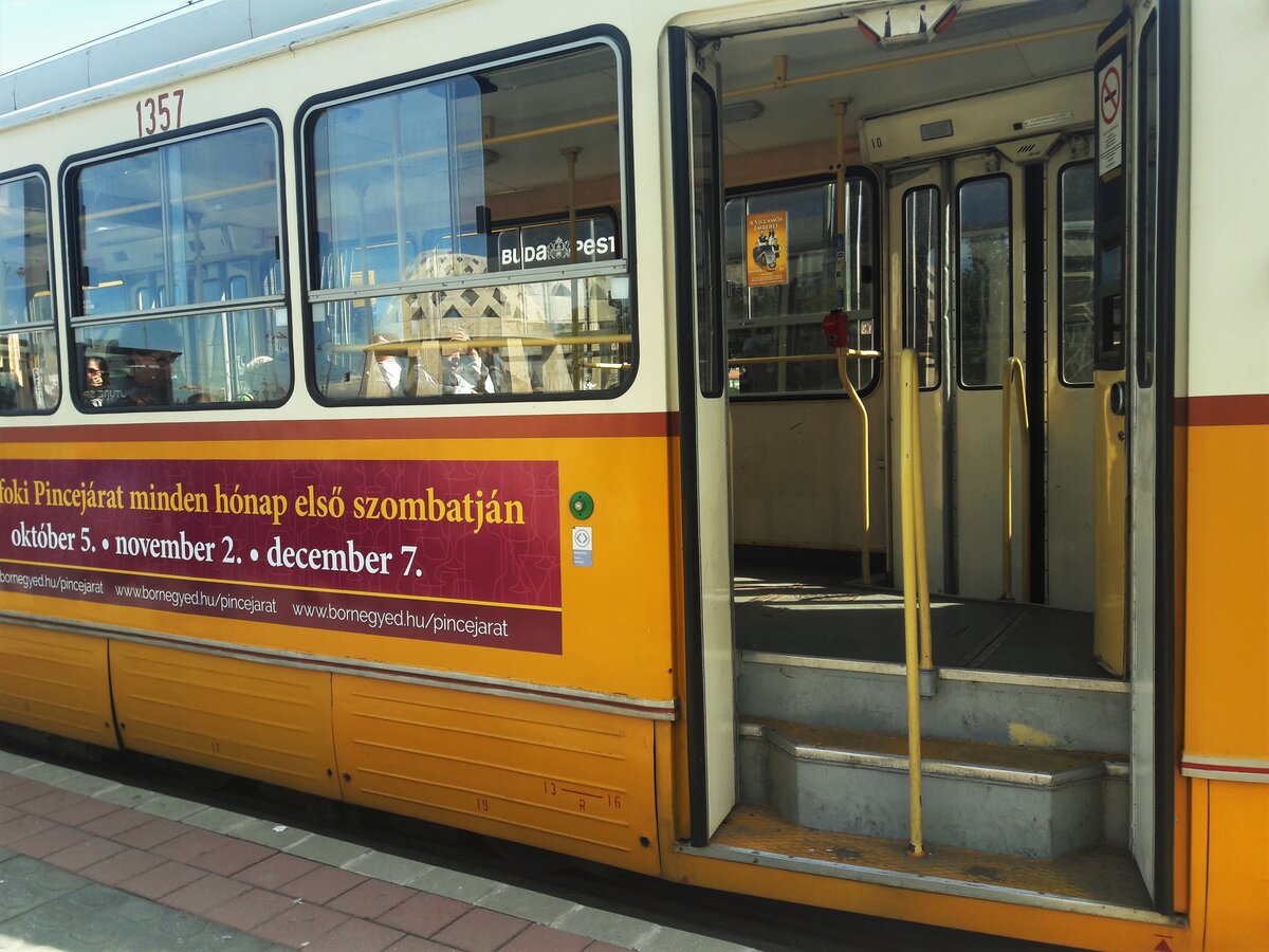 Выходы из трамвая возможны в обе стороны в зависимости от остановки