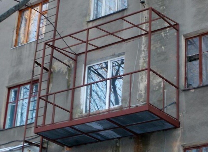 Поэтапное возведение каркаса для обшивки балкона в фото