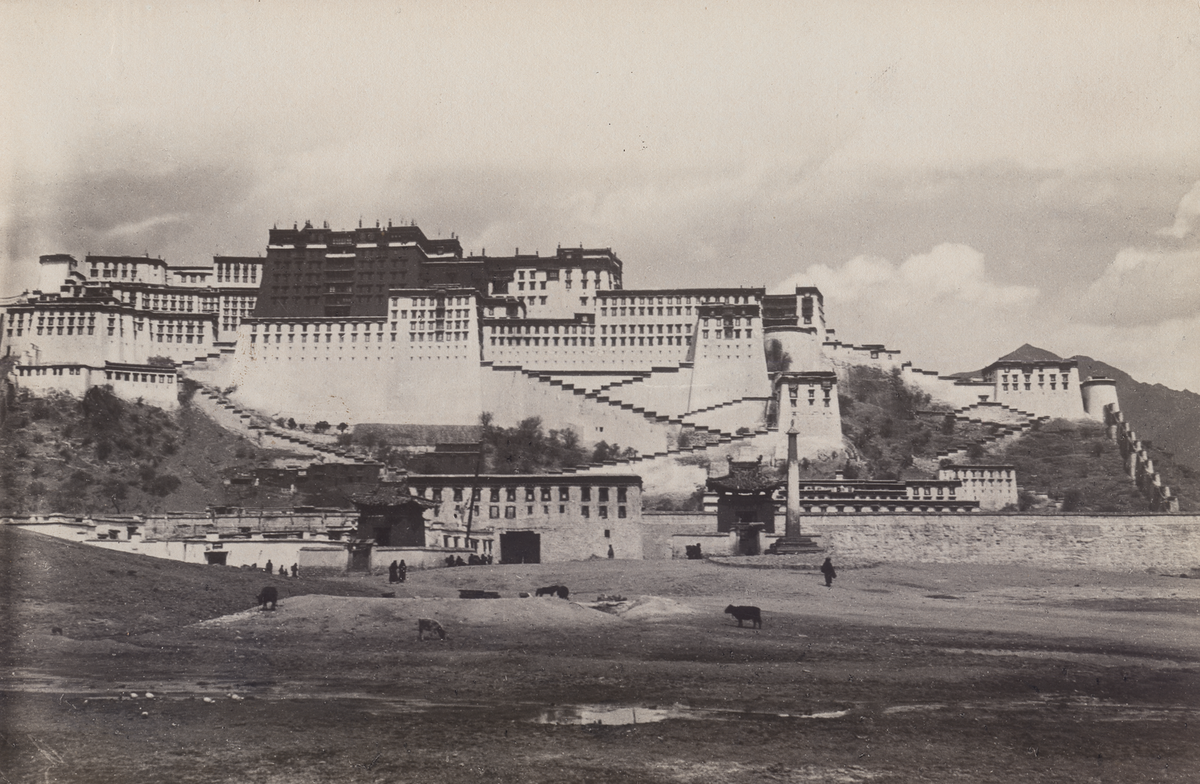 На картинках – одни из первых фотографий Лхасы. В то время иностранцам под страхом смерти был запрещен въезд в Тибет. Фотографическая съемка также каралась смертной казнью.