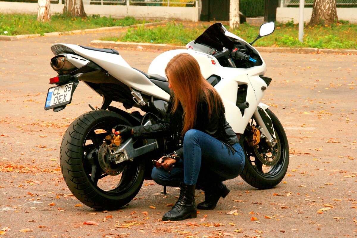 https://pixabay.com/photos/girl-motorcycle-leather-jacket-ride-1001872/