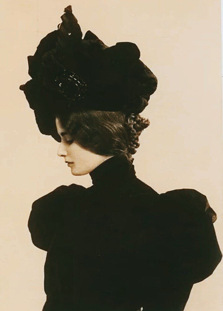 Прическа Мерод - уложенные на бок волосы, скрывающие ухо -  быстро вошла в моду.