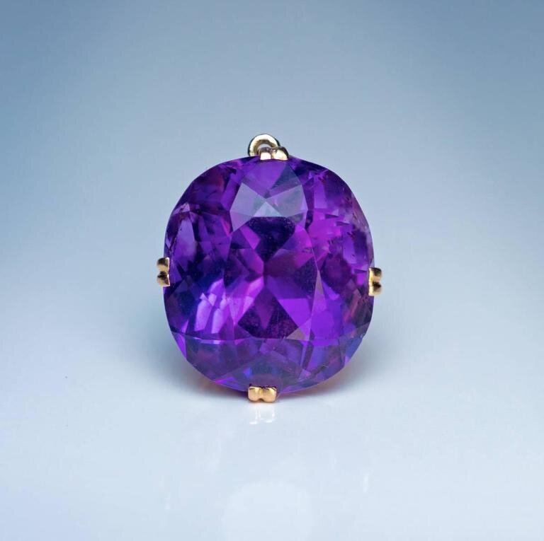 Золотой кулон с сибирским аметистом. Вес: 14.73 Carat
Диаметр: 16 x 14.1 x 11.2 мм мм
Дата создания: 1930 г.
Место создания: Москва