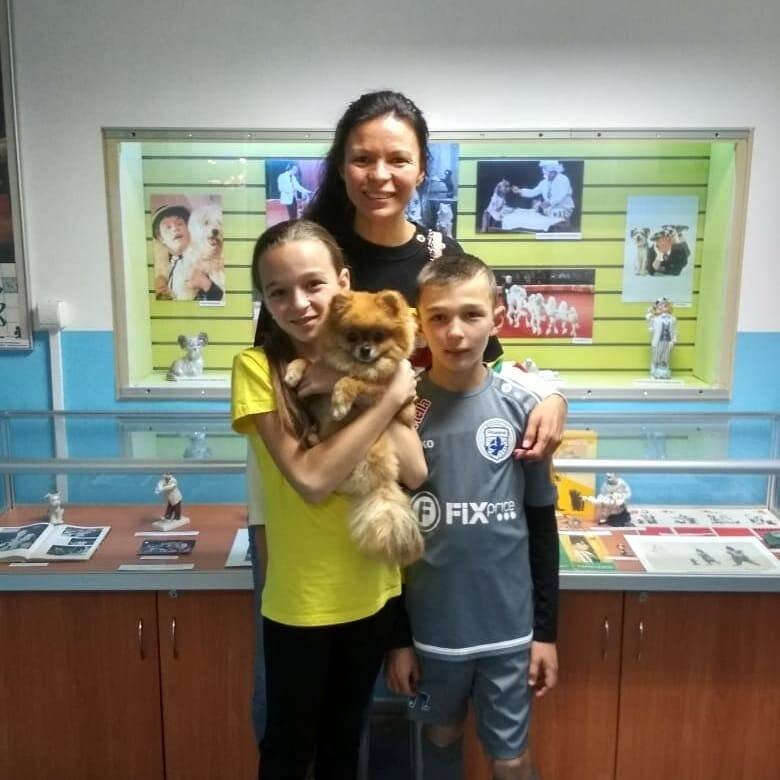 Именинница со своей семьей и шпицем Плюшей в Музее Собаки. (зал "Собаки в цирке")