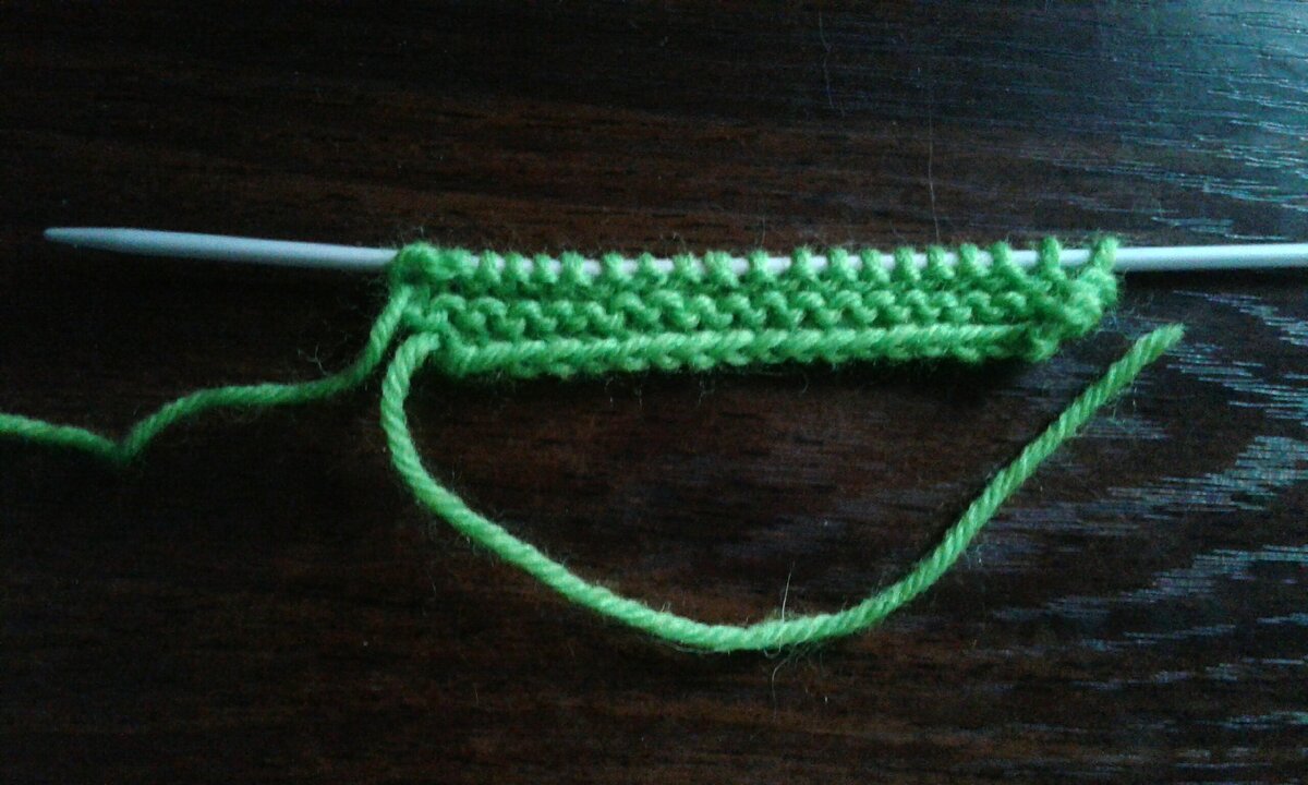 Связано 4 ряда лицевыми петлями, следующий - 5й ряд.