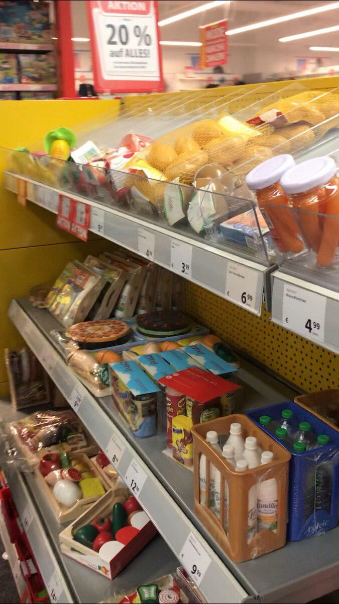 прилавок с игрушечными продуктами.все как настоящее
