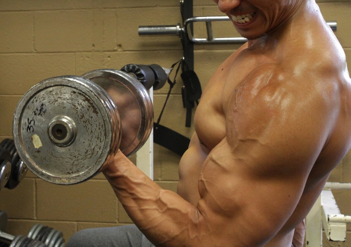 Что бы был огромный бицепс, нужно много брать на бицепс, а не это вот ваше всё, прыгалки и скакалочки.