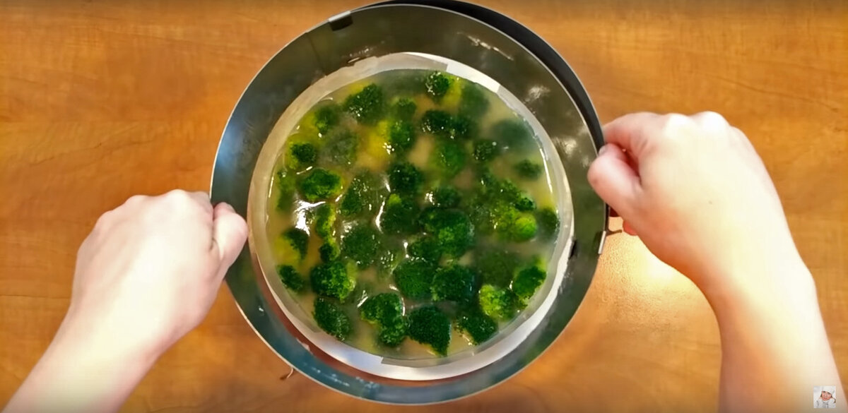 Праздничное заливное на Новый год: сказочный мясной торт "Леший".