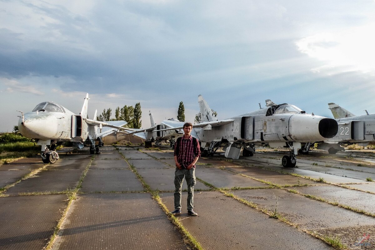 Обнаружил на заброшенном аэродроме стоянку сохранившихся боевых самолётов