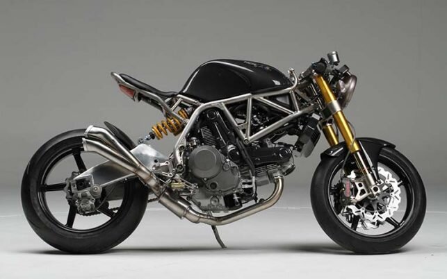 
10. Ducati TestaStretta NCR Macchia Nera Concept — 225 000 долларов США
Если вам интересно, как оцениваются байки, мы вам расскажем. В первую очередь это техническая производительность, дизайн и перспективы. Другой аспект, который сильно влияет на цену — это ограниченное количество выпущенных экземпляров.
Говоря о Ducati TestaStretta NCR Macchia Nera Concept, то его материалы из титана и углеродного волокна делают этот байк впечатляюще легким — 135 кг. Мотоцикл Ducati TestaStretta NCR Macchia Nera Concept — работа дизайнера Альдо Друди, который создал лишь несколько единиц этой модели.
