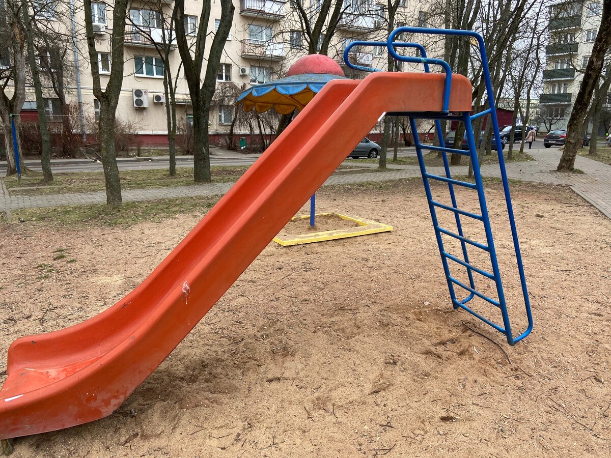 Умиляюсь видам обычной детской площадки в Беларуси. Показываю, что меня зацепило