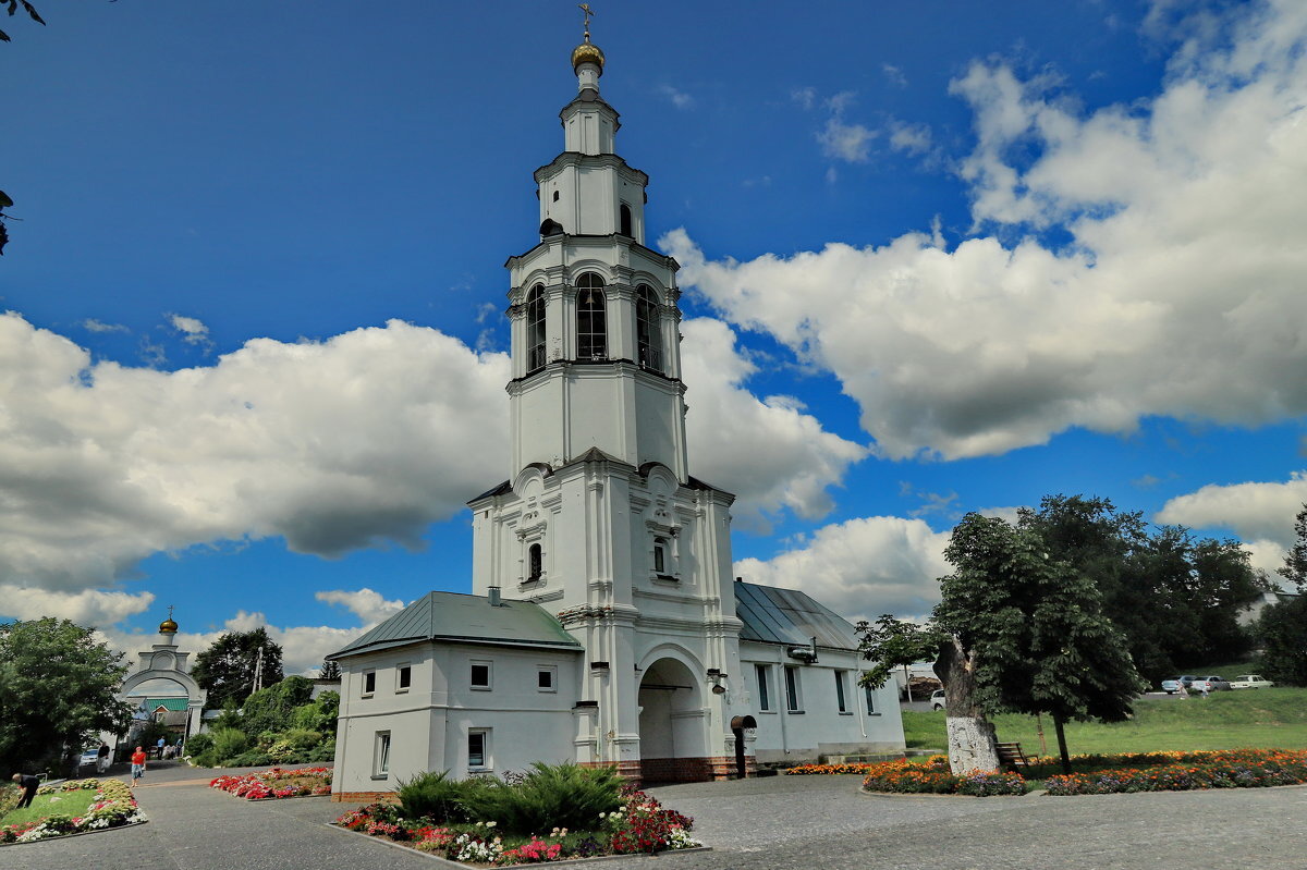 Храм покрова пресвятой богородицы рыльск. Рыльский Свято-Николаевский мужской монастырь. Рыльский Свято-Николаевский мужской монастырь Курская область. Свято Николаевский монастырь Рыльск. Рыльск Никольский монастырь.