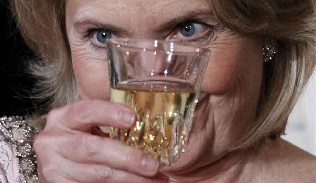 Женщина пьет алкоголь. Пить алкоголь. Пьющая девушка. Женщина и алкоголь. Девушка льет алкоголль.