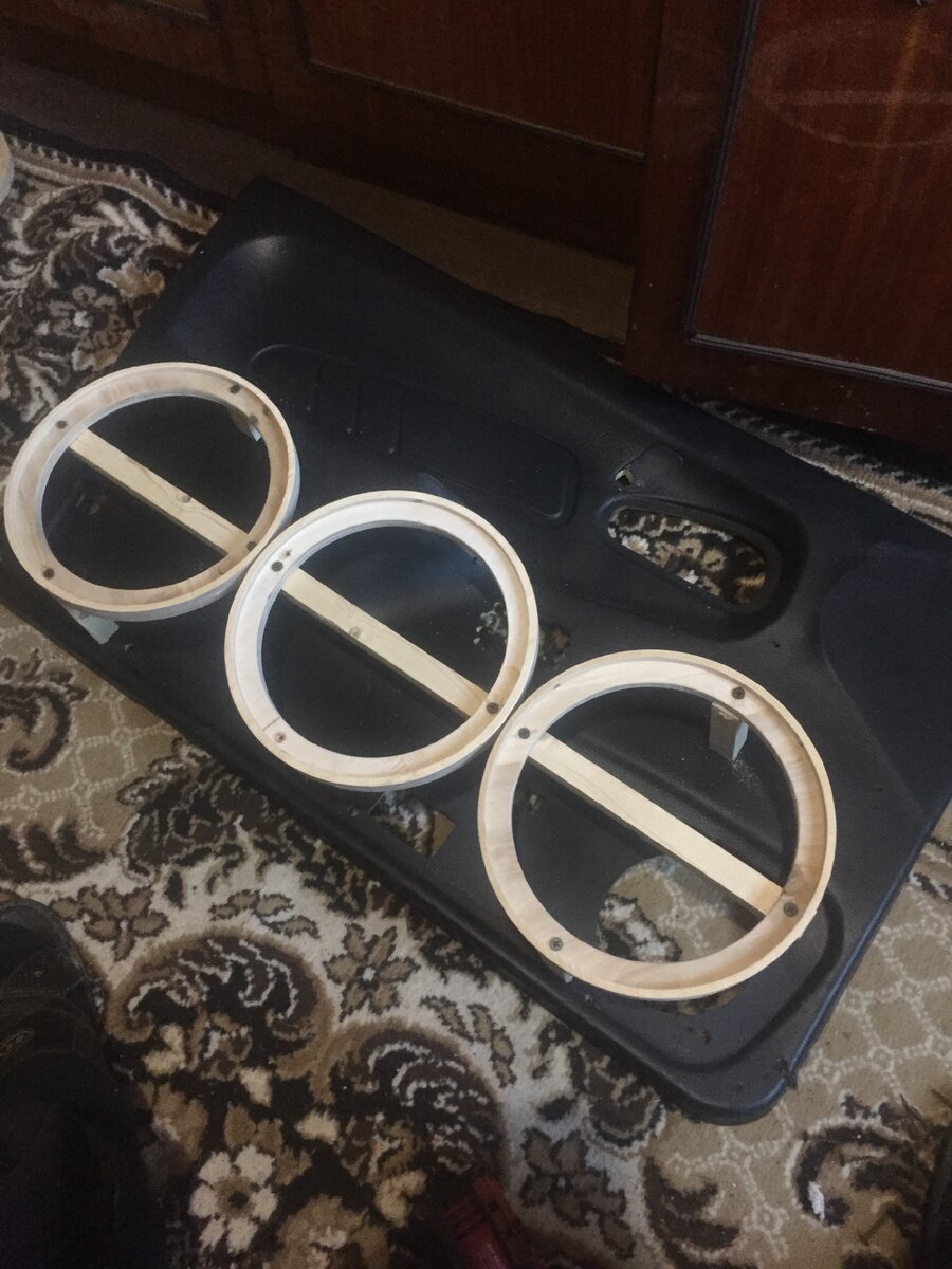 Обязательно скрепляйте кольца между собой и выставляйте их на брусочки, никак не на саморезы 