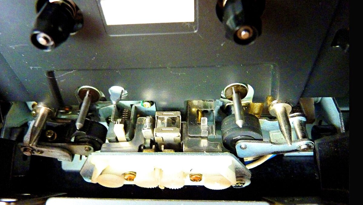 Под шторкой можно увидеть такую картину!