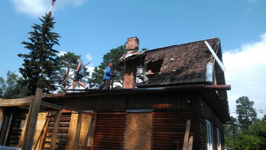 Разборка строительных конструкций крыши. Под шифером - дранка.