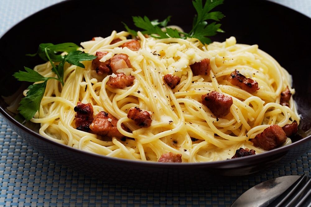 (итал. Pasta alla carbonara)Блюдо было изобретено в середине хх  века