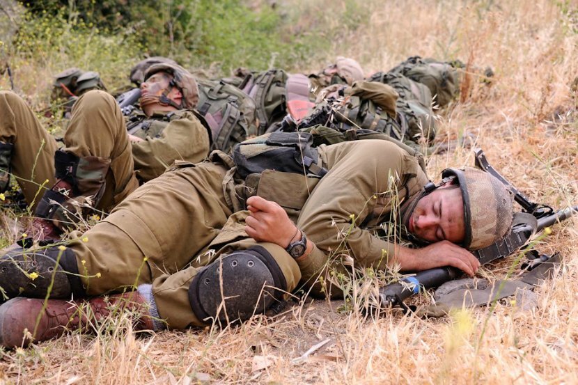 На привале картина прикол. Солдатский привал. Привал уставшего войска. Солдаты на привале. Солдаты на привале картина.