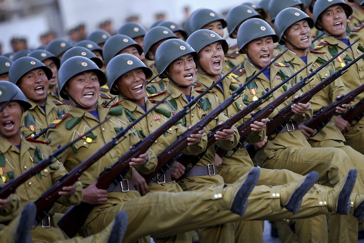 Мужчины из Северной Кореи первый раз оказываются в поезде, когда их забирают в армию