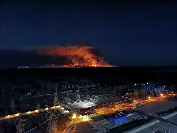 В Чернобыльской зоне отчуждения вторую неделю бушует лесной пожар, огонь приблизился к АЭС, где в 1986 году произошла самая крупная авария в истории атомной энергетики. 