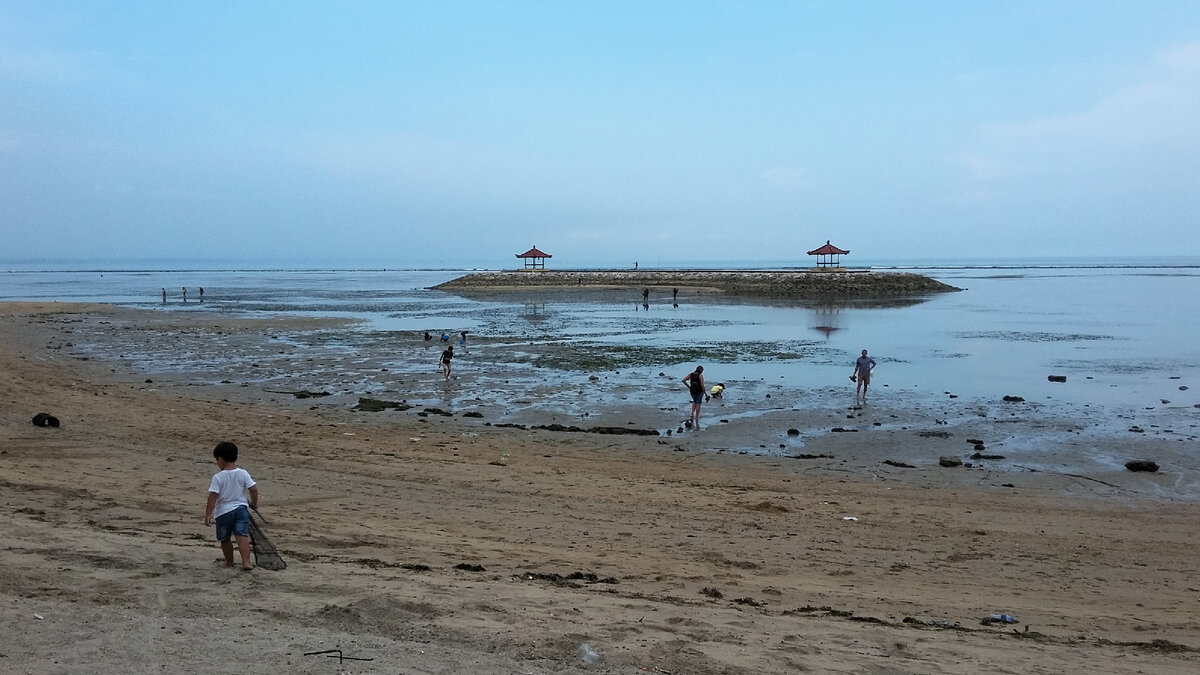 Пляж в Сануре недалеко от Куты, на котором я снял свое первое видео из Индонезии, когда я более-менее пришел в себя