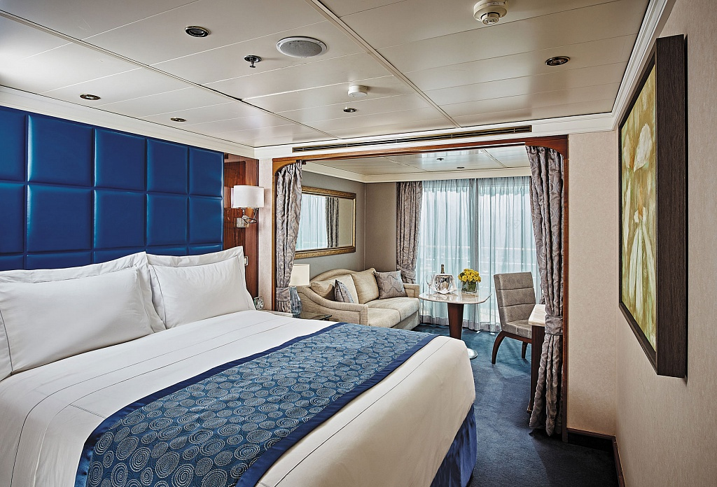 Комфортабельные номера. Сьют "Deluxe Veranda Suite" Seven Seas Explorer. Navigator of the Seas каюты. Круиз каюта сьют. Сьют на круизном лайнере что это.