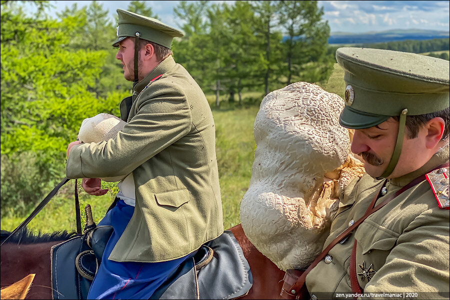 Нашел гигантский гриб, который мы с трудом увезли на лошади. Показываю, как он выглядит внутри