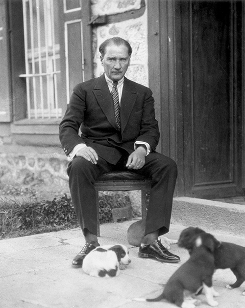 Ататюрк во дворце Долмбахче Фото: Granger / Diomedia