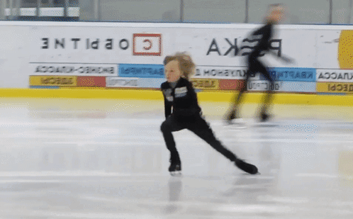 Гном Гномыч тренируется на катке "Академии Плющенко" (источник - 1tv.ru/shows/segodnya-vecherom)