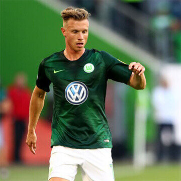 Янник в футболке Вольфсбурга. 