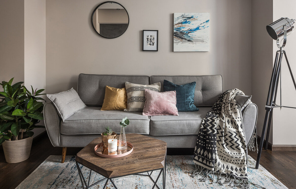 Также можно перетянуть обивку или небрежно спрятать кричащие принты нейтральными пледами.